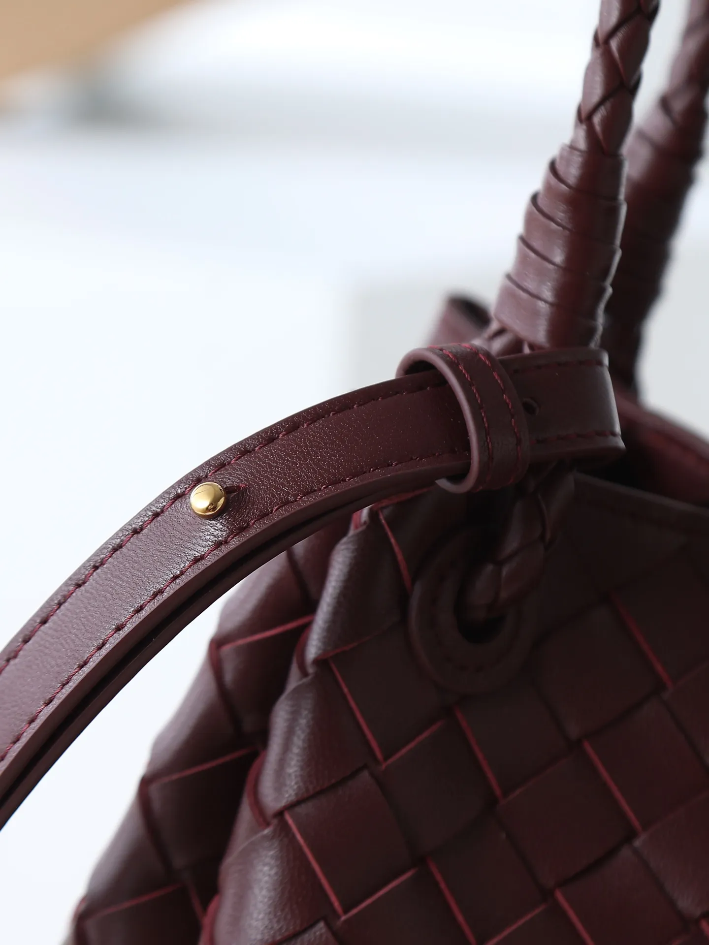 1300. BV's new intrecciato woven leather shoulder bag 🪂 835921 comes with a detachable diagonal shoulder strap and comes with a mini bag inside. The appearance retains the unique design of BV woven leather. The parachute bag is a bag that makes people fall in love before seeing the real thing. The small golden knot embellishment is full of simple and high-end sense to meet your needs in different occasions. Size: 29.5X18.5X17.5cm